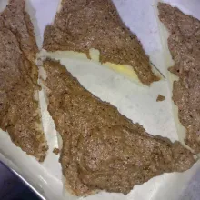 Beri topping di satu bagian roti tadi, lalu panggang 20-25 menit suhu 180° hingga permukaan topping mengeras. Sajikan.