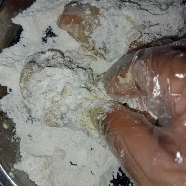 Masukkan ayam kedalam bumbu pelapis guling-gulingkan hingga seluruh permukaan ayam terbalut tepung sambil dicubit-cubit supaya membentuk gumpalan crispy.