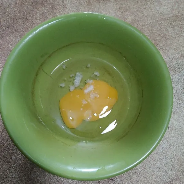 Pecahkan 1 butir telur tambahkan sedikit garam,kocok rata.