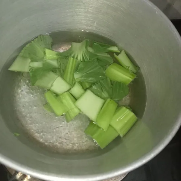 Rebus air hingga mendidih lalu masukkan batang pokcoy lalu masak hingga setengah matang.