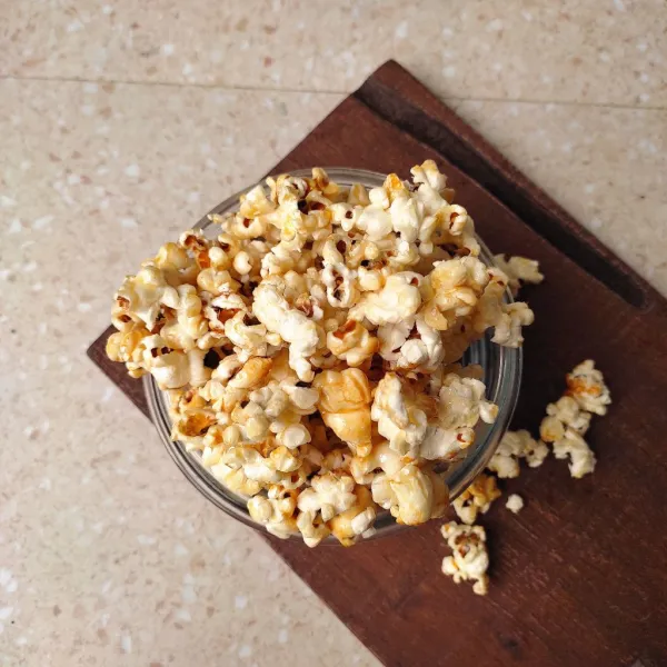 Campurkan popcorn dengan karamel, aduk rata. Caramel Popcorn siap disajikan. Simpan dalam toples tertutup rapat supaya awet renyahnya.