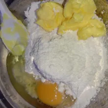 Campur terigu, telur, dan mentega, aduk rata. Lalu tuang air kopi tadi. Aduk rata.