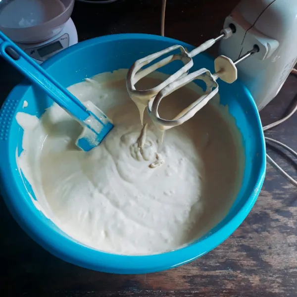 Masukkan terigu dan susu yang sudah diayak, mixer kecepatan rendah asal rata saja. Sisihkan.