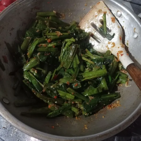 Masak sampai tanak, koreksi rasa dan matikan api.