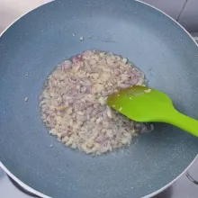 Tumia bawang putih cincang dan bawang merah hingga harum.