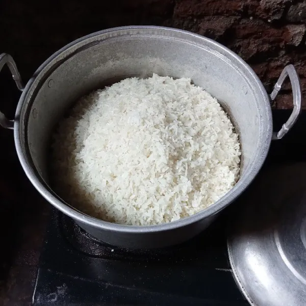 Rendam beras ketan semalaman. Cuci beras ketan hingga bersih. Kukus selama 20 menit.