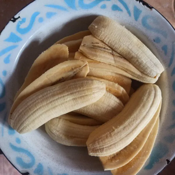 Kupas pisang kemudian belah menyerupai bentuk kipas.