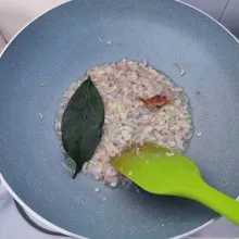 Masukkan lengkuas dan daun salam, tumis hingga daun salam layu.