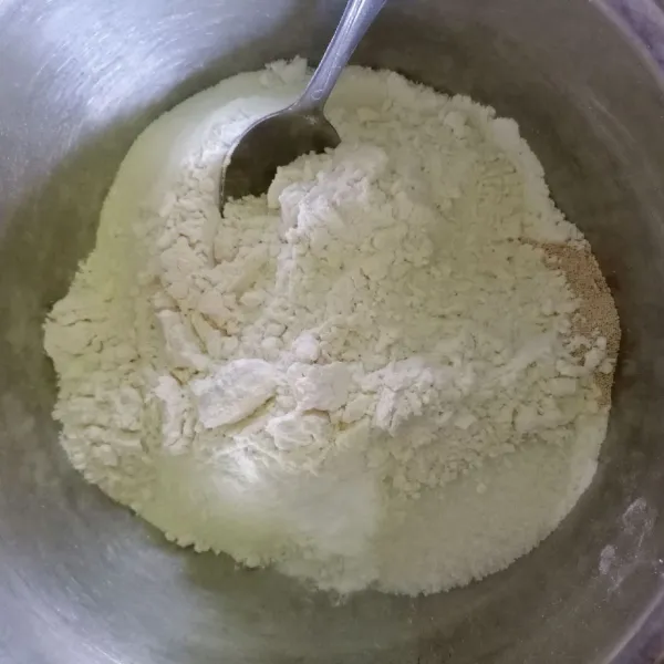 Dalam wadah campur terigu, gula pasir, susu bubuk, ragu instan dan baking powder.