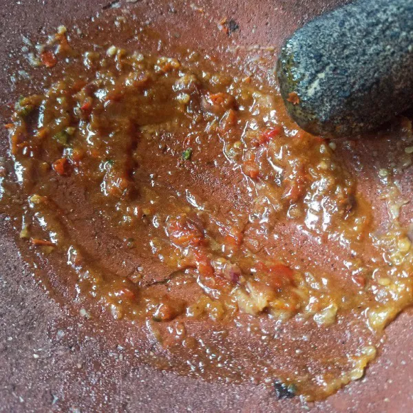Pindahkan bumbu yang sudah digoreng di atas cobek lalu tambahkan garam ulek sampai halus, selanjutnya masukkan gula merah ulek kembali hingga halus.