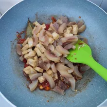 Masukkan tahu goreng dan irisan kikil, aduk hingga tercampur rata.