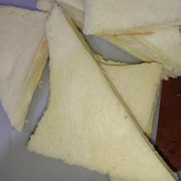 Iris bentuk segitiga roti tawar tadi.