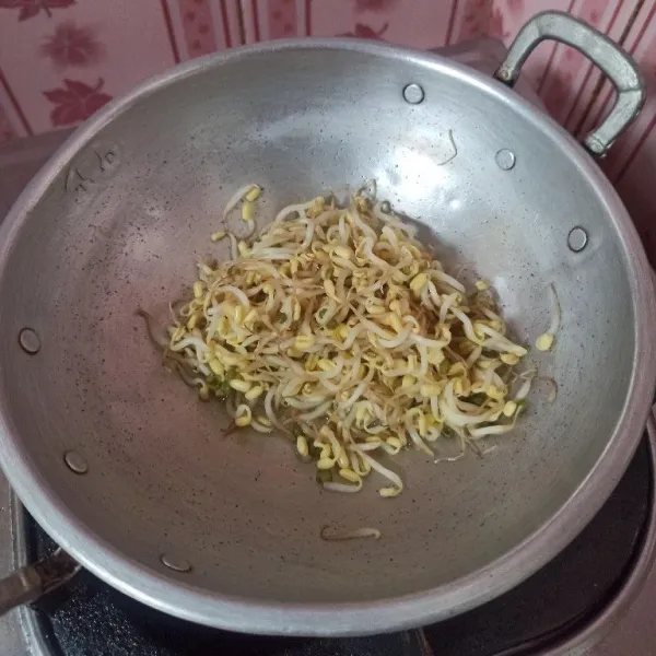 Rebus tauge sampai layu, selanjutnya angkat dan tiriskan.