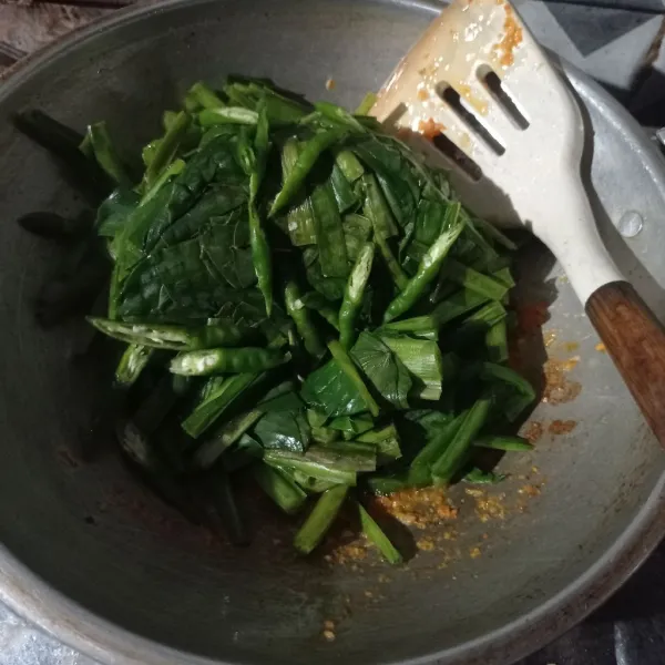 Masukan genjer dan cabe ijo, aduk rata.