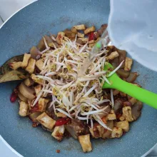 Masukkan taoge dan air, tumis hingga toage layu.
