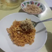 Pindahkan mie ke dalam piring saji. Beri topping ayam dan bahan pelengkap.
