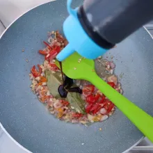 Masukkan kecap manis dan saos tiram, tumis hingga berbuih.