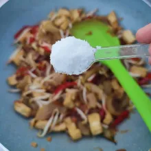 Bumbui dengan garam, gula, merica bubuk dan kaldu jamur. Koreksi rasa.