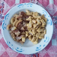 Siapkan kikil sapi rebus, potong sesuai selera. Kemudian goreng tahu putih yang sudah dipotong dadu setengah matang, angkat dan tiriskan.