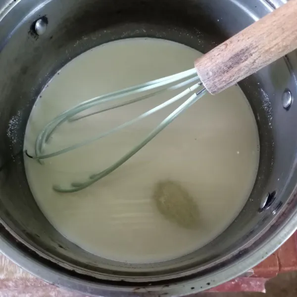 Dalam panci masukkan susu cair dan gula pasir, aduk rata.