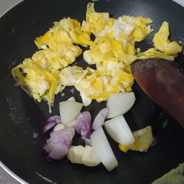 Goreng telur orak arik, lalu masukan bumbu dan tumis sampai harum.