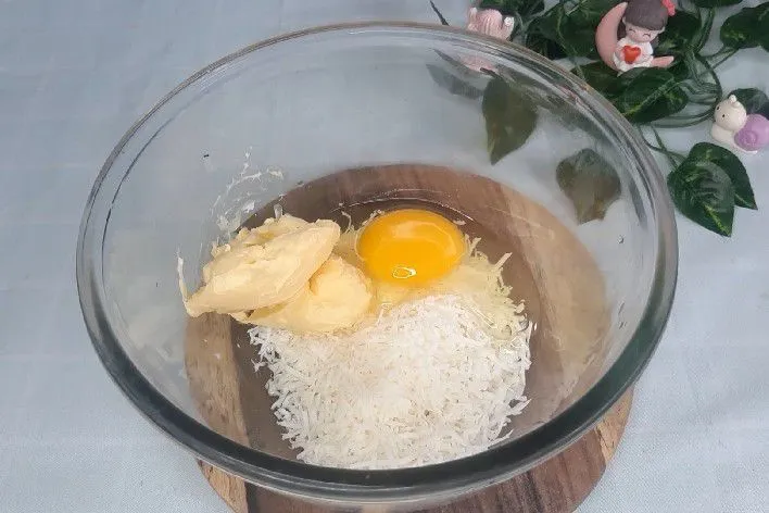 Campurkan keju, telur, dan margarin. Boleh dengan blender, boleh juga aduk manual dengan spatula.