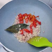 Tambahkan irisan cabe rawit dan cabe merah besar. Tumis hingga layu.