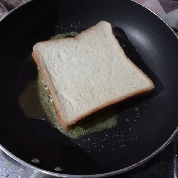 Masukkan roti tawar, masak sampai bagian bawah kuning keemasan.