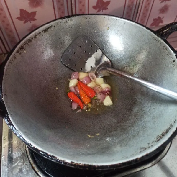 Goreng bawang merah, bawang putih dan cabai rawit sampai matang.
