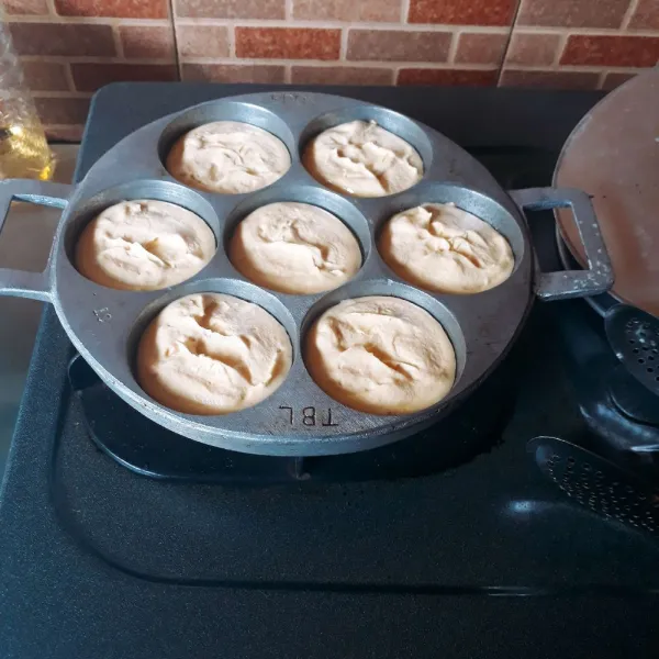 Panaskan cetakan, olesi tipis margarin. Tuang adonan setinggi 3/4 cetakan, tutup, masak dengan api kecil.