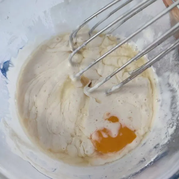 Tambahkan telur, aduk kembali hingga tercampur rata sampai tidak ada adonan yang bergerindil.