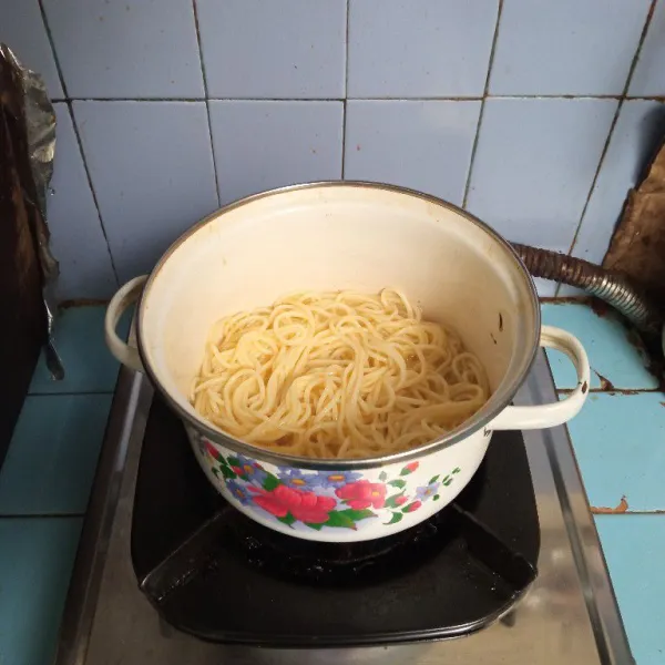 Rebus spaghetti hingga aldente. Sisihkan.