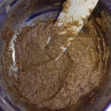 Masukkan dalam piping bag supaya lebih rapi, saya langsung oles ke roti.