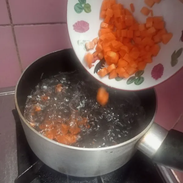 Rebus wortel hingga matang, tiriskan dan sisihkan.
