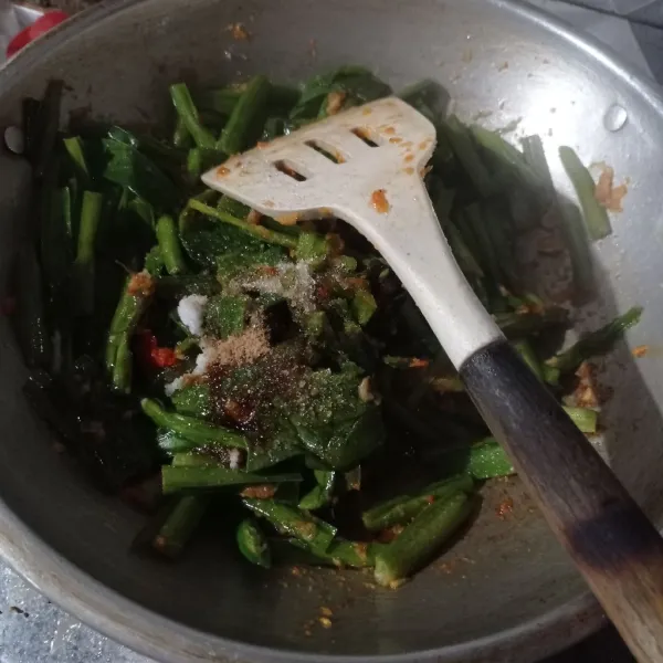 Bumbui garam, gula, kaldu bubuk, dan kecap manis, aduk sampai tercampur rata.