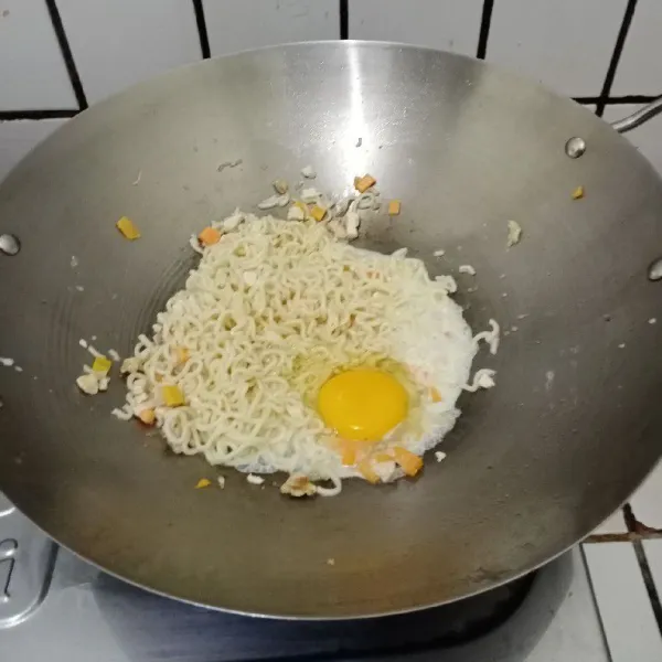 Masukkan telur. Buat orak arik. Masak hingga kuah susut & kental.