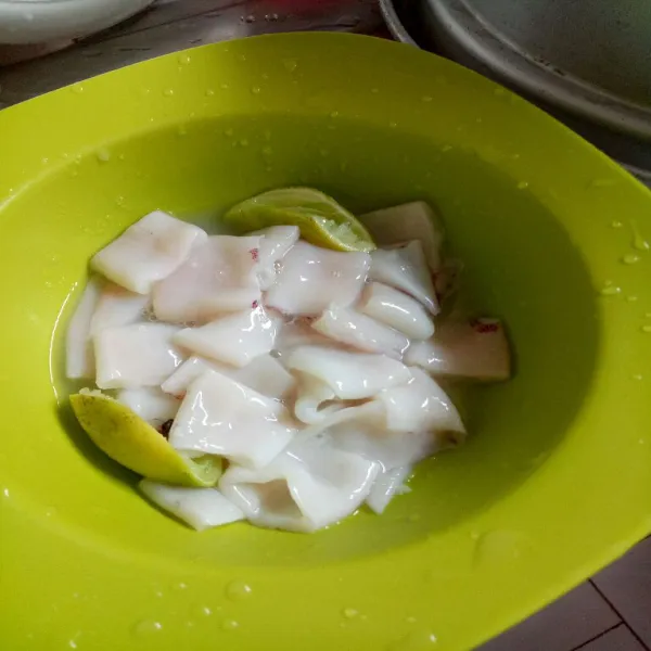 Bersihkan cumi potong sesuai selera, lalu marinasi dengan jeruk nipis dan garam selama 15 menit.