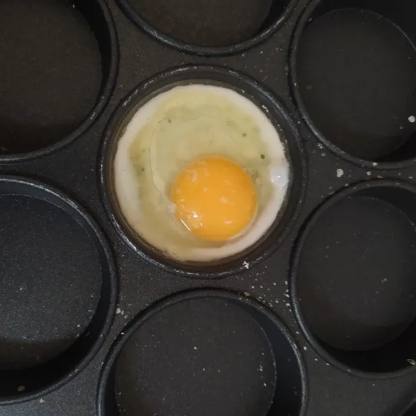 Ceplok telur hingga matang.