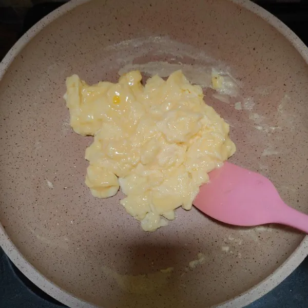 Masukan telur sambil sesekali diaduk sampai merata. Hingga lembut,jangan terlalu kering biar tetap lembut dan ga over. Angkat dan siap disajikan,jangan lupa beri taburan tyme agar makin harum.