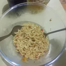 Tambahkan mie telur, lalu aduk rata dan koreksi rasa.