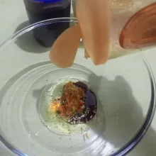 Di dalam mangkok, masukkan semua bahan mie kecuali mie, lalu aduk rata.