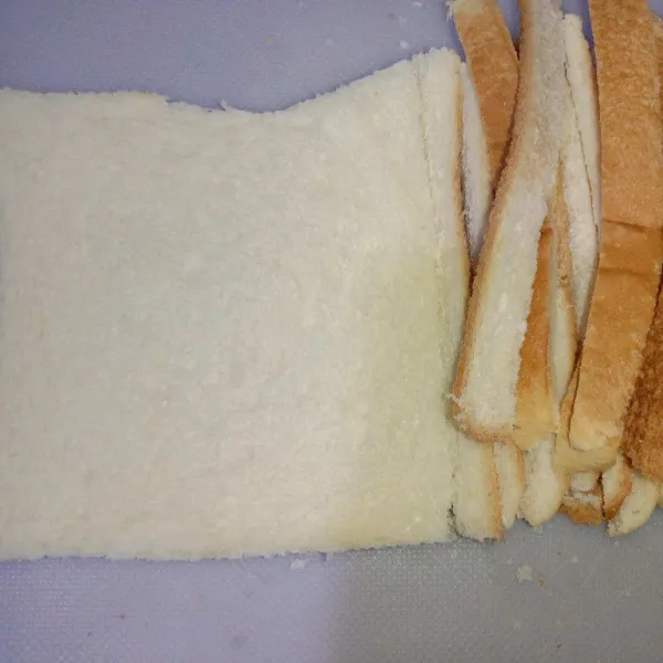 Siapkan roti tawar, ambil bagian putihnya saja, sisihkan kulit pinggirnya.