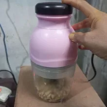 Masukkan tumisan ayam ke dalam chopper lalu haluskan. Sisihkan.