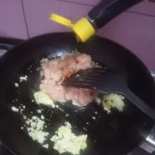 Tumis bawang putih sampai harum. Lalu masukkan semua sisa bahan utama. Masak sampai ayam matang.