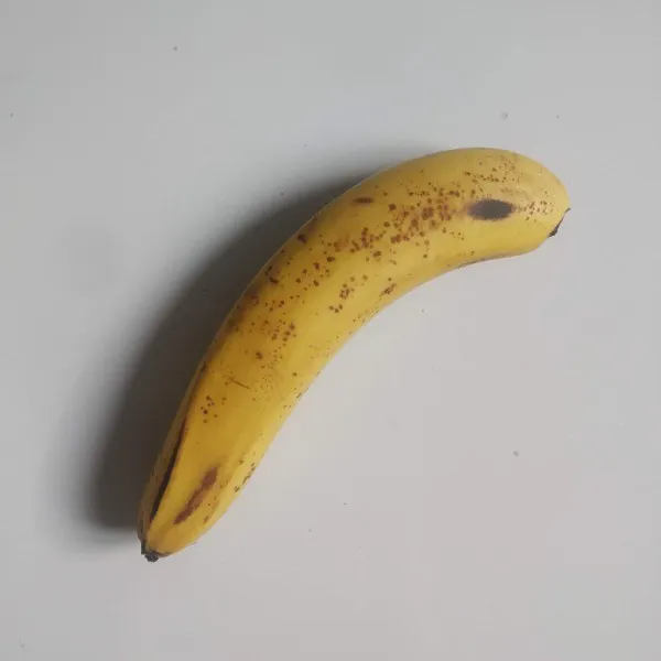Siapkan buah pisang.