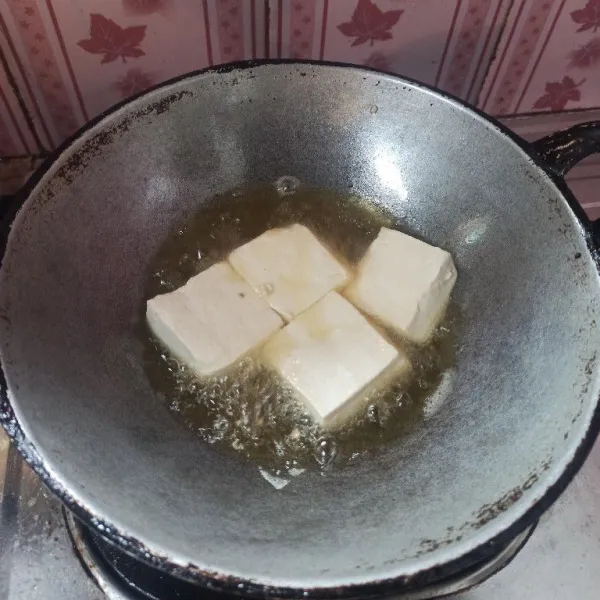 Goreng tahu hingga matang, setelah matang, angkat dan tiriskan.