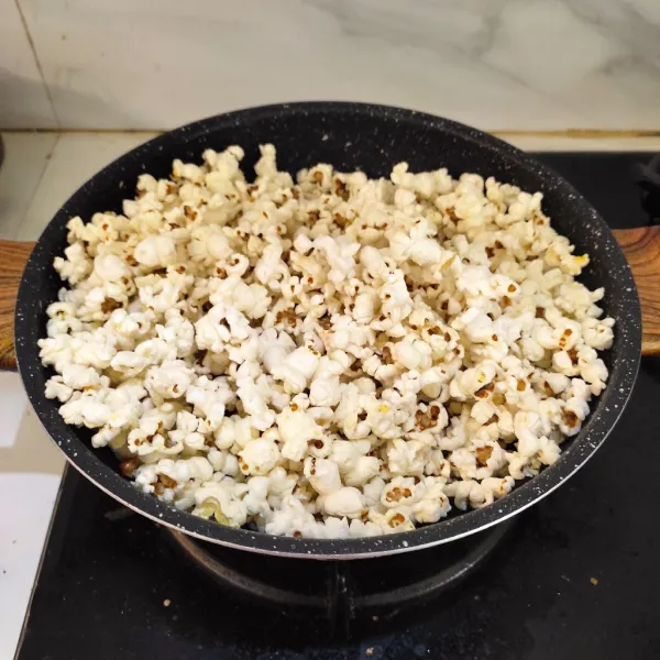 Setelah semua jagung popcorn mengembang, matikan api kompor lalu sisihkan dulu.