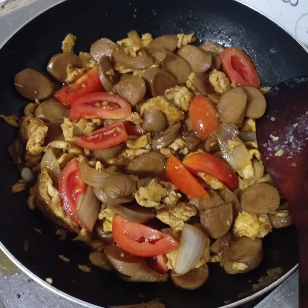 Masukkan tomat, masak sampai matang.