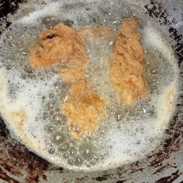 Panaskan minyak lalu masukkan ayam dan goreng ayam hingga matang Krispi (gunakan tehnik Deep frying). Angkat dan tiriskan Ayam. Yummy.