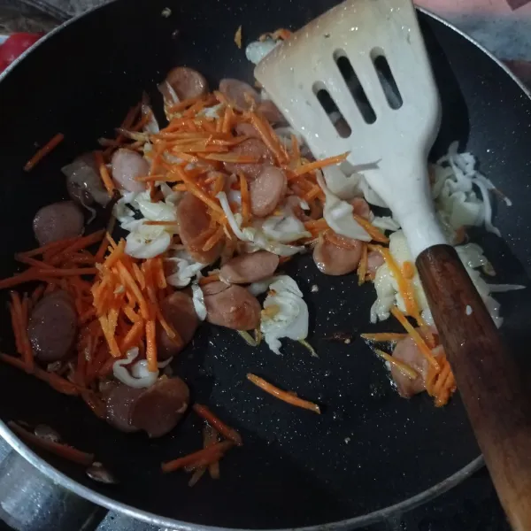 Masukan wortel dan kol, aduk rata, masak sampai layu.